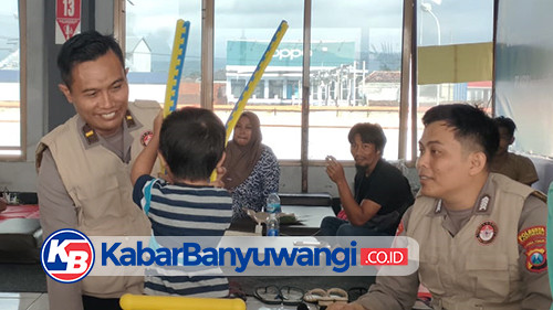 https://kabarbanyuwangi.co.id/asset/foto_berita/Tim_melakukan_dukungan_psikologis.jpg