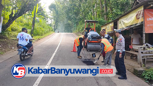 Kurangi Resiko Kecelakaan, Tim Pemburu Jalan Rusak di Banyuwangi Terus Lakukan Perbaikan