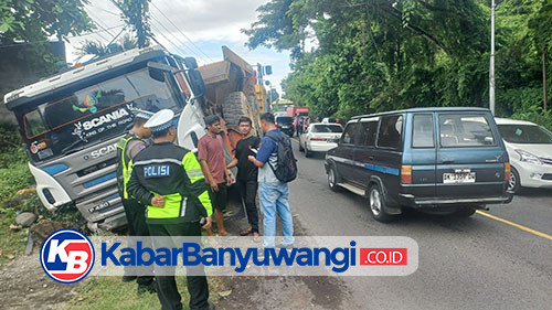 https://kabarbanyuwangi.co.id/asset/foto_berita/Traeler_terperosok.jpg