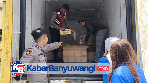 https://kabarbanyuwangi.co.id/asset/foto_berita/Truk_box_muat_arak.jpg