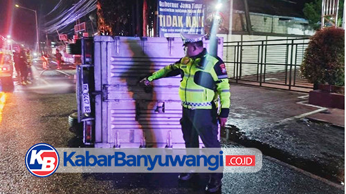 Truk Box Terguling di Simpang Empat Kalirejo Usai Tabrak Motor Beat Tergeletak di Jalan