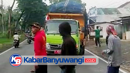 Protes Keberadaan TPA, Warga Bangsring Hadang Truk Pengangkut Sampah