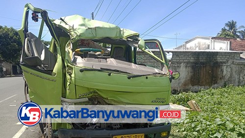 Dua Truk Hino Bertabrakan di Kabat, Satu Nyawa Melayang