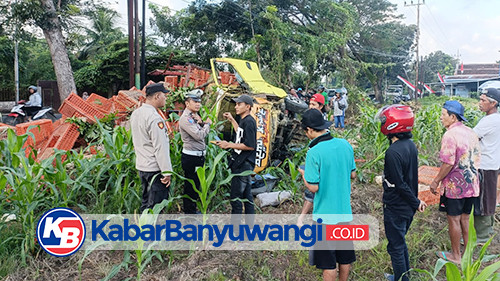 https://kabarbanyuwangi.co.id/asset/foto_berita/Truk_muat_ayam_terguling.jpg