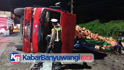 Diduga Kelebihan Muatan, Truk Minyak Goreng Terguling di Jalan Raya Banyuwangi-Situbondo