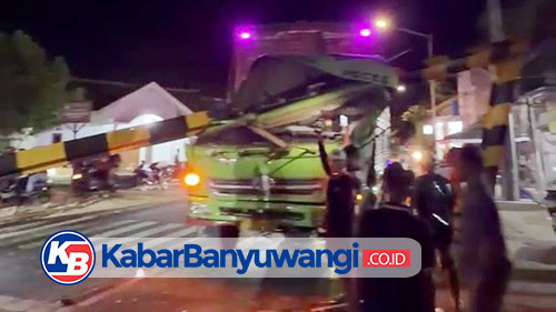 Portal Dimensi Viaduk BH 87A di Banyuwangi Roboh Ditabrak Truk