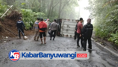 Pilih Jalur Alternatif, Truk Box Muatan Roti Malah Terguling di Jalur TWA Ijen Banyuwangi