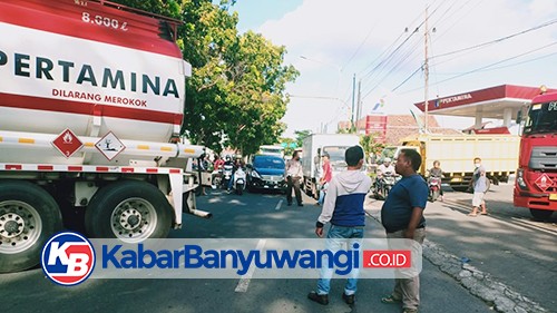 Truk BBM Melintang di Tengah Jalan Raya, Lalin Macet