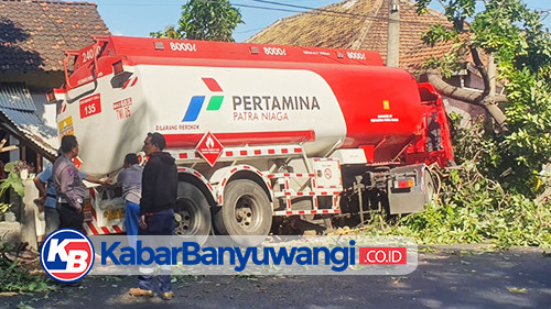 Diduga Sopir Ngantuk, Truk Tangki BBM Tabrak Dua Rumah di Banyuwangi