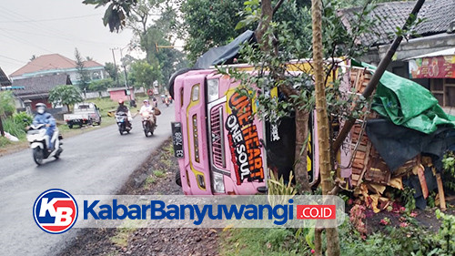 Truk Muat Buah Terguling di Halaman Rumah Warga Glenmore