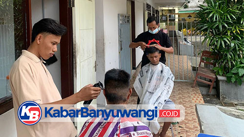 Tukang Cukur di Banyuwangi Rutin Beri Layanan Gratis Bagi Lansia, Difabel, hingga ODGJ