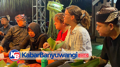 Turis Kepincut Rasakan Hangatnya Tradisi Tumpeng Sewu di Desa Kemiren Banyuwangi