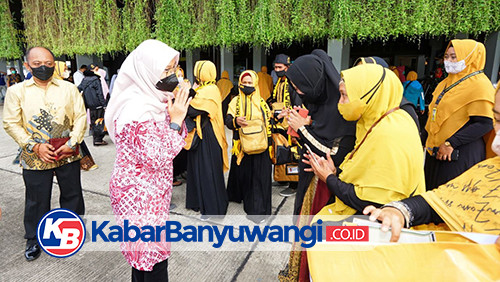 Bupati Ipuk Lepas Jamaah Umrah Perdana via Bandara Banyuwangi