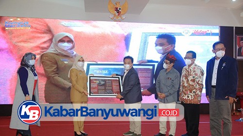 Dua Perguruan Tinggi Serahkan Policy Brief ke Bupati Ipuk agar Produktivitas Udang Terjaga