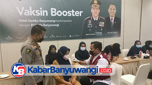 Diinisiasi Polresta Banyuwangi, Ratusan Warga Ikut Vaksinasi Booster di Hotel Santika