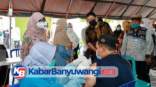 Percepat Vaksinasi, Banyuwangi Rekrut Ratusan Relawan Kesehatan Dokter-Perawat