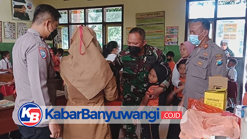 Polisi Banyuwangi Dampingi dan Semangati Anak SD untuk Divaksinasi