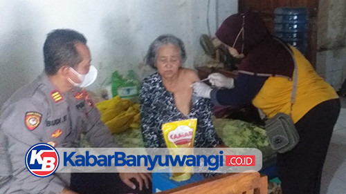 Polisi Bagikan Minyak Goreng Gratis Pada Lansia Penerima Vaksin Covid-19