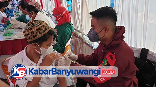 Sinergi dengan TNI dan Staf Khusus Presiden, Polresta Banyuwangi Vaksinasi Santri