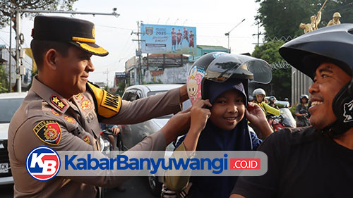 Polresta Banyuwangi Bagikan Cokelat dan Helm pada Hari Valentine untuk Kampanye Tertib Lalu Lintas