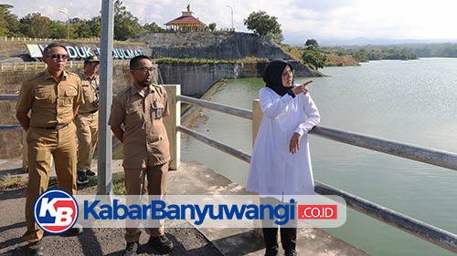 Jaga Ketahanan Pangan Saat Musim Kemarau, Bupati Ipuk Tinjau Waduk Bajulmati
