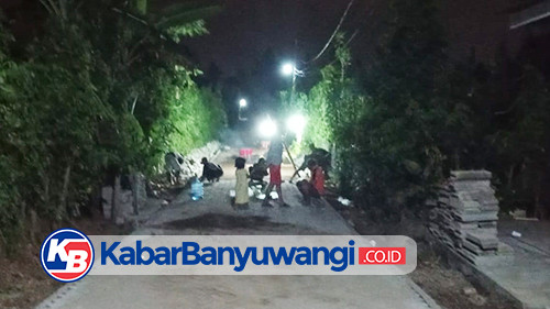 https://kabarbanyuwangi.co.id/asset/foto_berita/Warga_lembur_kerjakan_paving.jpg