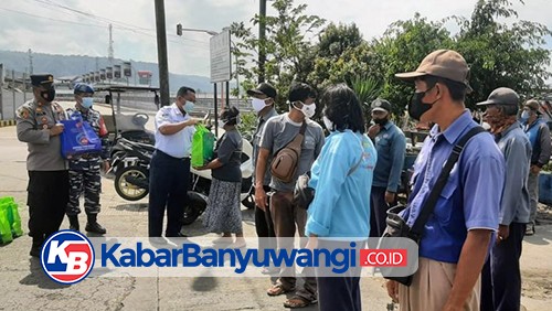 Warga Pesisir dan Pedagang Asongan di Pelabuhan Ketapang Dapat Jatah Sembako