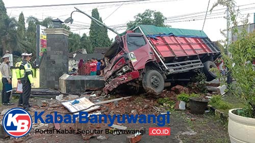 Hindari Adu Banteng, Truk Tabrak Kantor Desa Wonosobo, Dua Nyawa Melayang