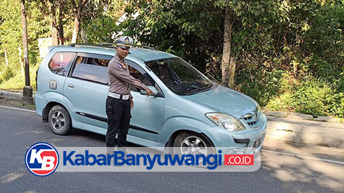Daihatsu Xenia Tabrak Median Jalan hingga Terguling, Diduga Sopir Mendadak Pusing