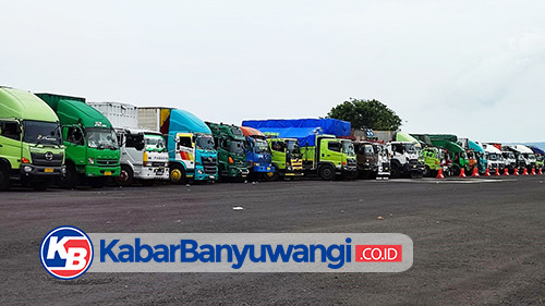 Hari Raya Nyepi, Puluhan Truk Parkir di Pelabuhan Bulusan
