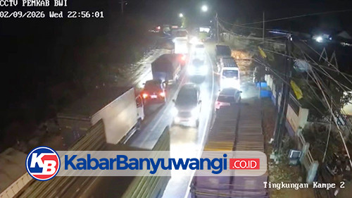 Antrean Truk Logistik Menuju Pelabuhan Ketapang Banyuwangi Mengular hingga Bangsring