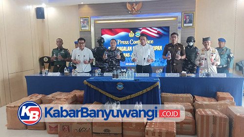 Ribuan Botol Arak Bali Gagal Diselundupkan Lewat Bus, Tiga Orang Diamankan Lanal Banyuwangi