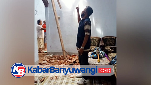 Rumah Warga Kalibaru Ambruk Dihantam Hujan