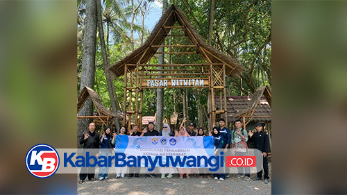 Lewat Pengabdian Masyarakat, Poliwangi Hadirkan Inovasi Gapura Bambu Modern di Pasar Wit-Witan
