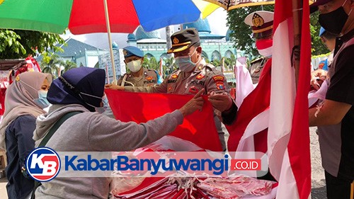 Penjualan Bendera Lesu Dampak Pandemi, Polisi Borong Ribuan Bendera Merah Putih