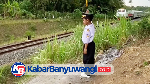 Bocah 5 Tahun di Banyuwangi Viral Usai Tirukan Petugas Pengatur Perjalanan Kereta Api