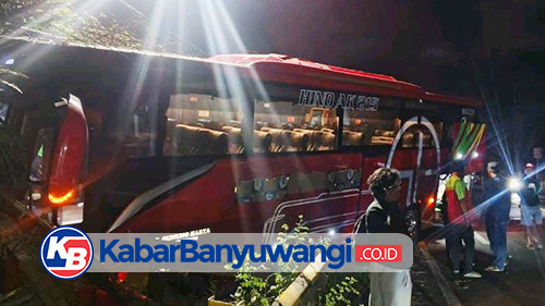 Gagal Nyalip Motor, Bus Gunung Harta Nyangkut di Jalur Banyuwangi-Situbondo