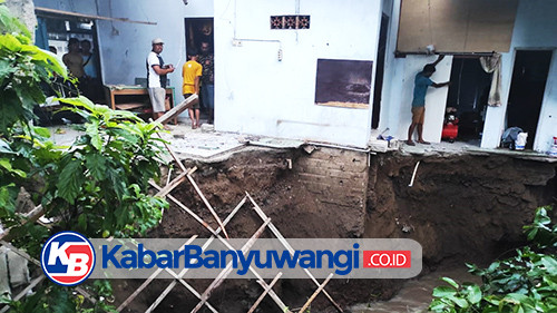 Tergerus Aliran Sungai, Pondasi Dapur Rumah Warga Ambrol, Dua Motor Ikut Hanyut