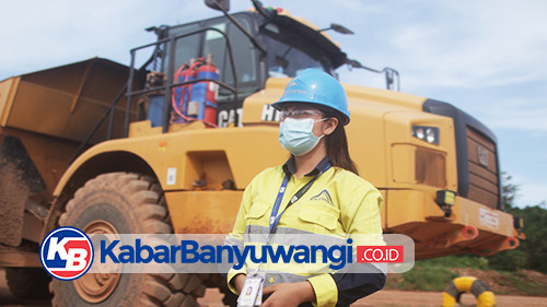 Perempuan Cantik Penakluk Articulated Dump Truck Tambang Emas di Banyuwangi