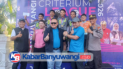 https://kabarbanyuwangi.co.id/asset/foto_berita/dr_Agiung_mbersama_para_pebalap_Banyuwangi_Criterium_League.jpg