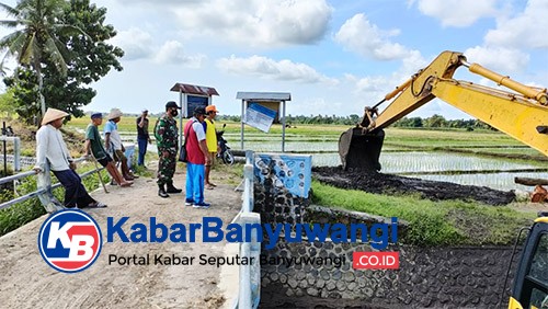 Cegah Banjir, Babinsa Dan Warga Desa Mangir Normalisasi Sungai