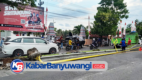 Mobil Box Mitsubishi L300 Terguling di Jalan Brawijaya Banyuwangi Dievakuasi