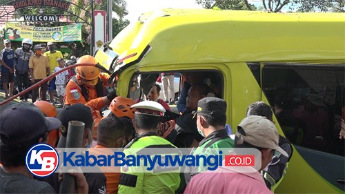 Travel Tabrak Pohon Hingga Ringsek, Satu Penumpang Terjepit Kabin