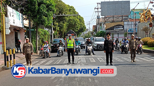 Peringati Hari Pahlawan, Pengendara Mengheningkan Cipta di Persimpangan Banyuwangi