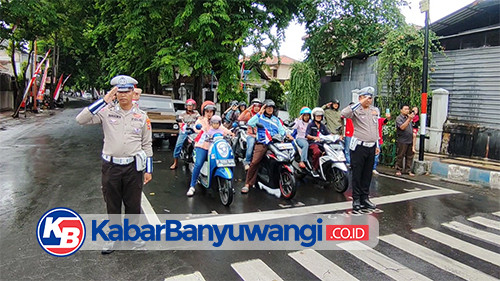 Memperingati Detik-detik Proklamasi, Pengguna Jalan Berhenti Sejenak di Simpang Lima Banyuwangi