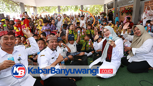 Serunya Bupati Ipuk Bersama Ratusan Anak dalam Kampanye Makan Daging, Telur, dan Minum Susu