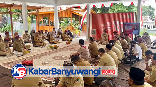 Sambil Lesehan, Bupati Ipuk Gesah Bareng Para Kades Bahas Pembangunan Desa