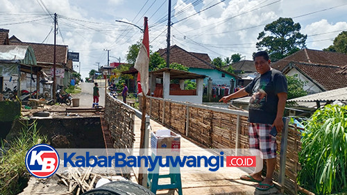 Bantuan Pemerintah Belum Terealisasi, Korban Banjir di Kalibaru Bangun Jembatan Darurat Secara Swadaya