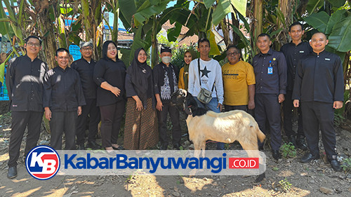 ASTON Banyuwangi Tebar Semangat Idul Adha, Salurkan Empat Ekor Kambing Kurban