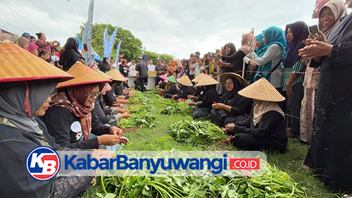 Emak-emak Adu Cepat Ikat Kangkung di Penataban Banyuwangi